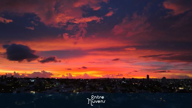 Pôr do sol espetacular com céu alaranjado sobre a cidade de Uberlândia