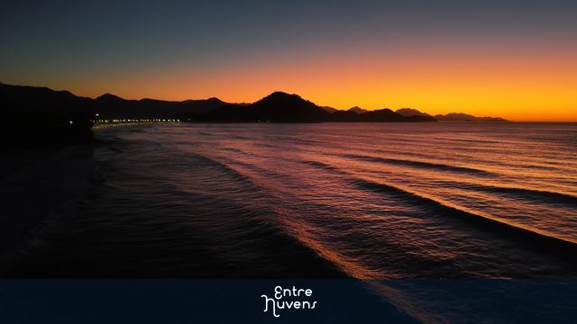 Pôr do Sol Espetacular na Praia Grande: Imagens Aéreas Incríveis — vídeo aéreo de Ubatuba