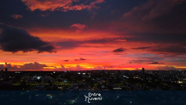 Pôr do sol espetacular sobre a cidade ao anoitecer — vídeo aéreo de Uberlândia