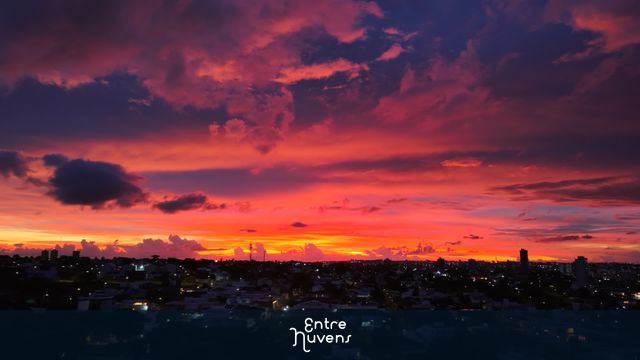 Pôr do sol espetacular sobre a cidade ao entardecer