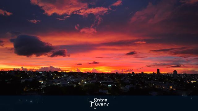 Pôr do sol espetacular sobre a cidade ao entardecer
