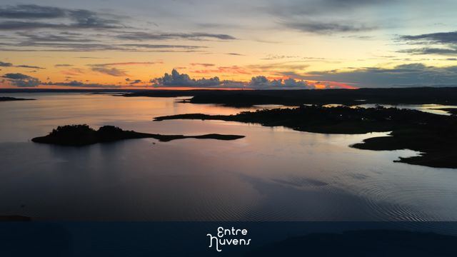 Pôr do sol incrível em represa com visão aérea - Furnas - Goiás — vídeo aéreo de Três Ranchos