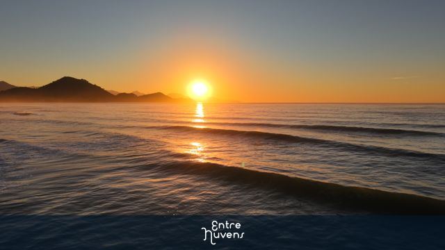 Pôr do sol incrível na praia: momento de paz e reflexão — vídeo aéreo de Ubatuba
