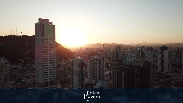 Por do sol, Itajaí, Santa Catarina, com prédios.