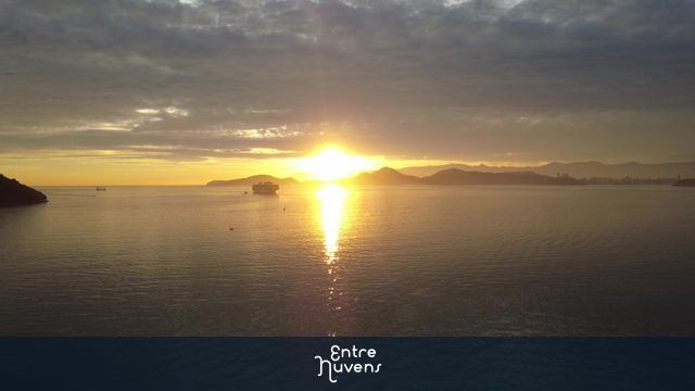 Pôr do sol na Baía de Santos com navio cargueiro e vista aérea do Porto de Santos.
