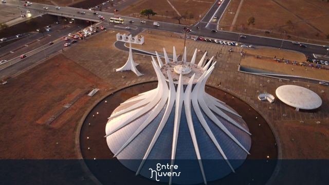 Por do sol na Catedral Metropolitana de Brasília