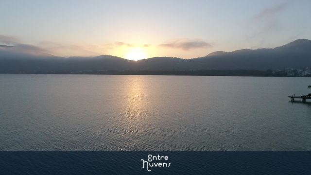 Por do sol na Lagoa admirado por remador fazendo standup paddle