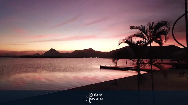 Pôr do sol na Orla de Araçatiba na lagoa de Maricá com pier