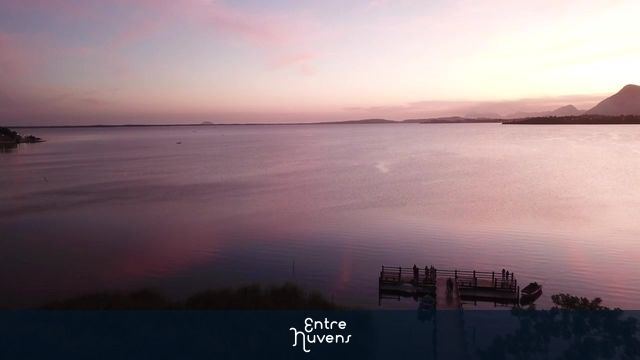 Pôr do sol na orla de araçatiba na lagoa de Maricá