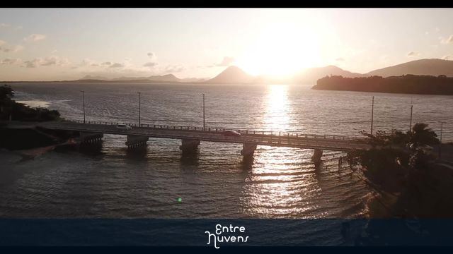 Pôr do sol na Ponte do Boqueirão e seus pescadores em Maricá 