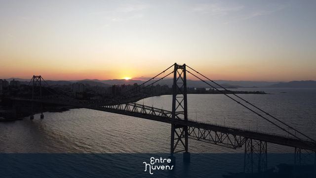 Pôr do sol na ponte Hercílio luz.