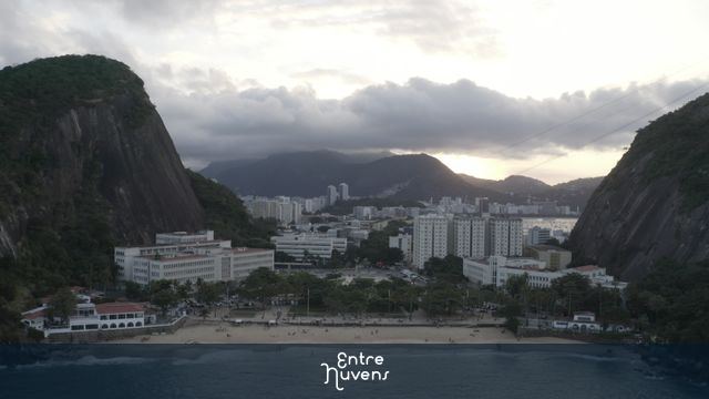Por do sol na Praia Vermelha em dia nublado