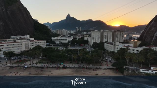 Pôr do Sol na praia vermelha