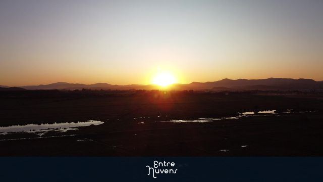 Por do sol na Serra do Mar — vídeo aéreo de Porto Belo