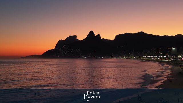 Pôr do Sol no Arpoador  — vídeo aéreo de Rio de Janeiro