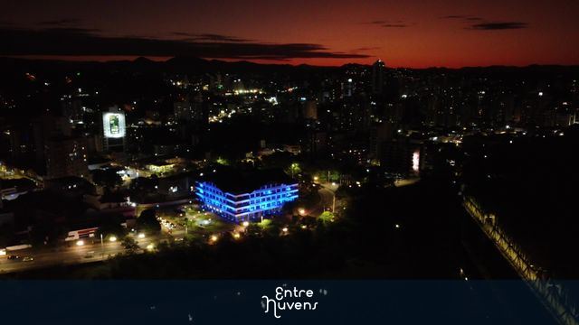 Por do Sol no horizonte e em primeiro plano a Prefeitura de Blumenau
