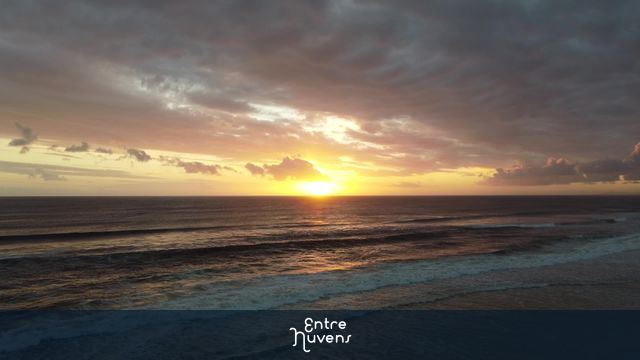 Por do sol no Mar com Drone — vídeo aéreo de Armação dos Búzios