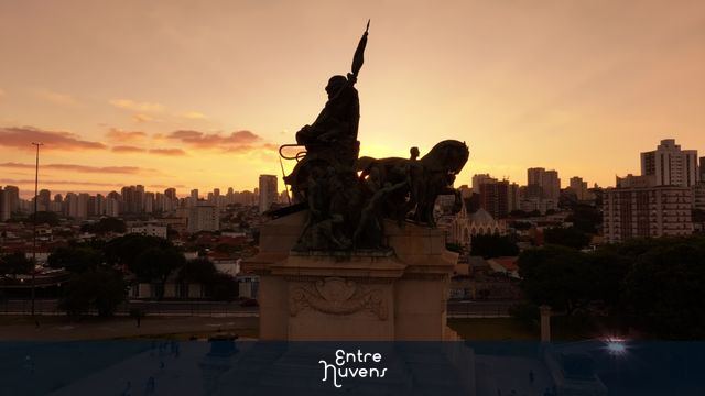 Pôr do Sol no Monumento à Independência em São Paulo