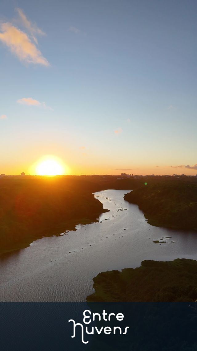 PÔR DO SOL NO PARQUE DE PITUAÇU COM VISTA DA MATA E RIO