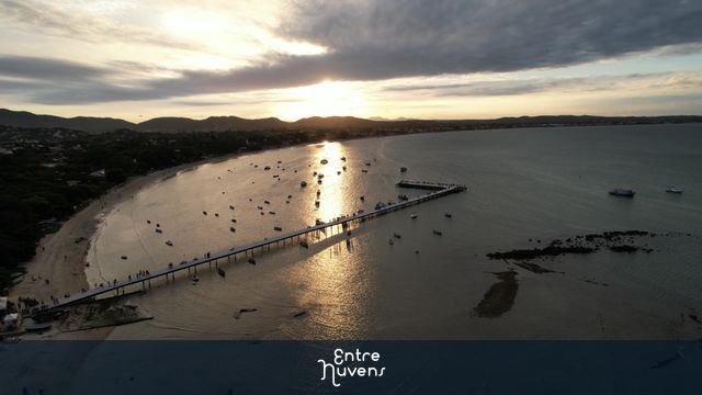 Por do sol no Pier de Manguinhos — vídeo aéreo de Armação dos Búzios
