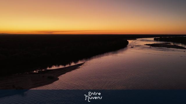 POR DO SOL NO RIO ARAGUAIA  — vídeo aéreo de Aruanã