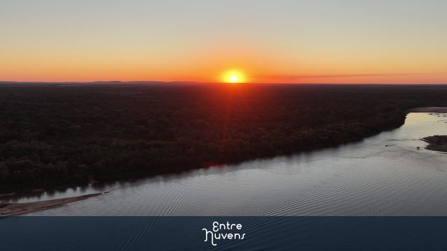 POR DO SOL NO RIO ARAGUAIA  — vídeo aéreo de Aruanã
