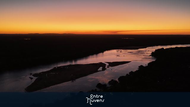 POR DO SOL NO RIO ARAGUAIA  — vídeo aéreo de Aruanã