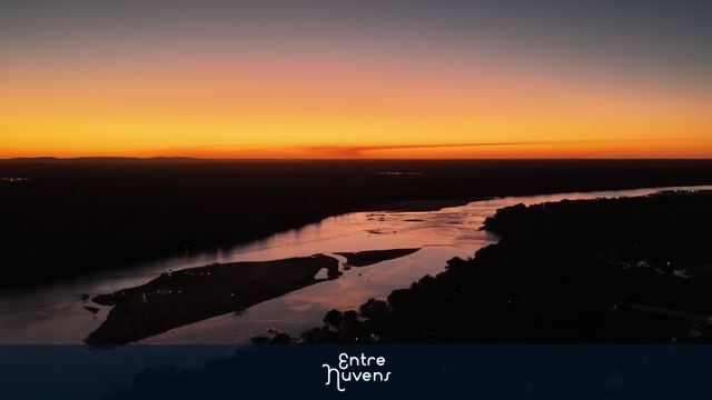 POR DO SOL NO RIO ARAGUAIA  — vídeo aéreo de Aruanã