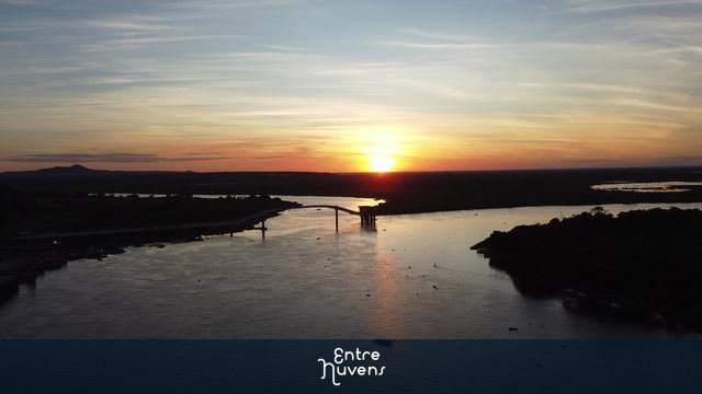 Pôr do Sol no Rio Paraguai — vídeo aéreo de Corumbá