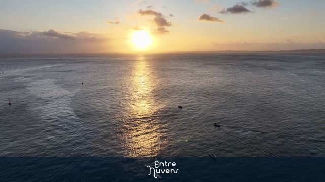 POR DO SOL , PRAIA FAROL DA BARRA — vídeo aéreo de Salvador