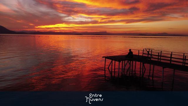 Por do sol raro com trapiche em 4k
