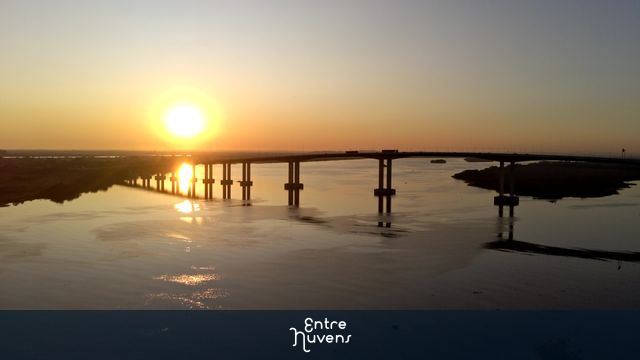 POR DO SOL SILHUETANDO NOVA PONTE DO GAUÍBA EM PORTO ALEGRE
