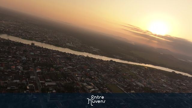 por do sol sobre o rio em iguape. mangue vale do ribeira