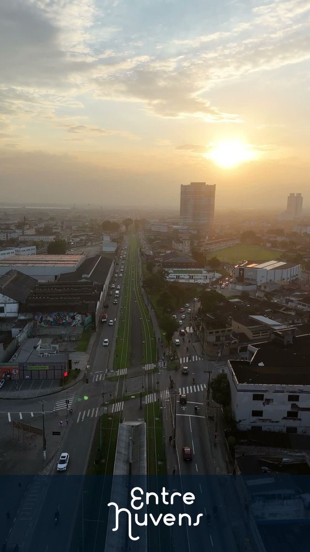 Pôr do sol urbano — vídeo aéreo de São Vicente