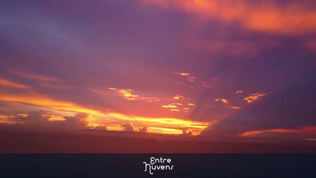 Pôr do sol vibrante com nuvens iluminadas