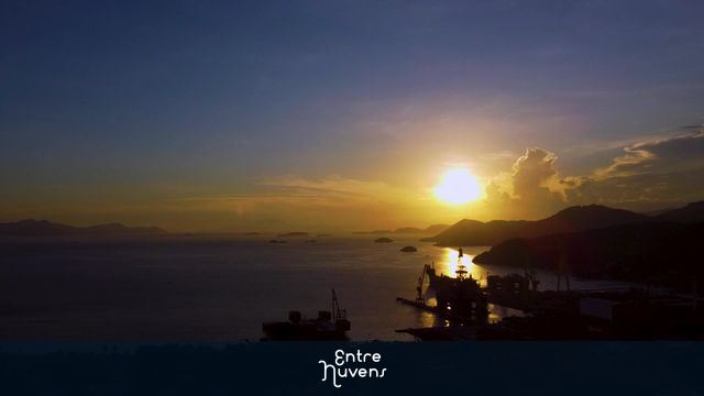 Por dos sol no litoral em 1080. — vídeo aéreo de Angra dos Reis