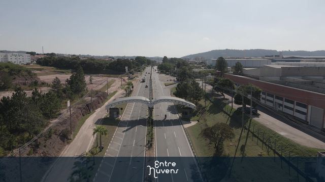 Portal de acesso em avenida arborizada na cidade de Itupeva/sp
