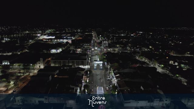 Portal histórico iluminado no centro urbano — vídeo aéreo de Sobral