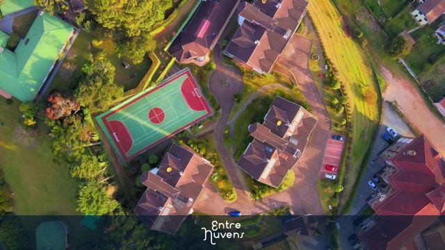 Pousada em Campos do Jordão com quadra de basquete — vídeo aéreo de São Paulo