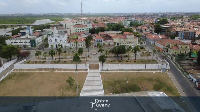 Praça arborizada no centro histórico urbano