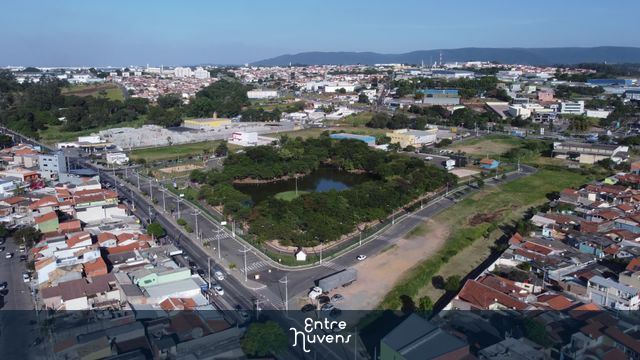 Praça central com lago e vegetação urbana — vídeo aéreo de Itupeva