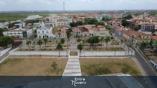 Praça central histórica com igreja branca