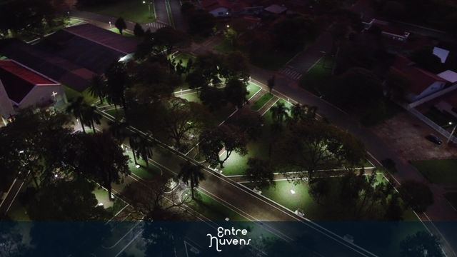 Praça com igreja, vista aérea, início de noite — vídeo aéreo de Guaporema
