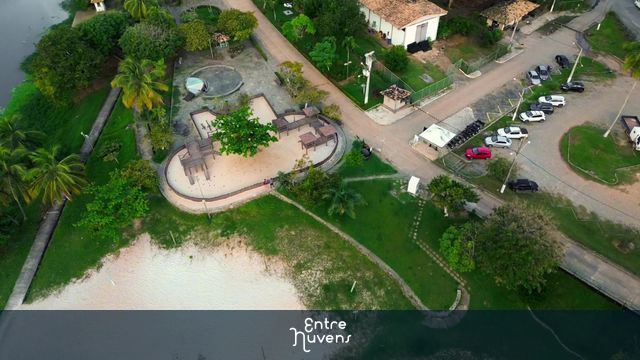 Praça de lazer à beira da praia com coqueiros — vídeo aéreo de Salvador