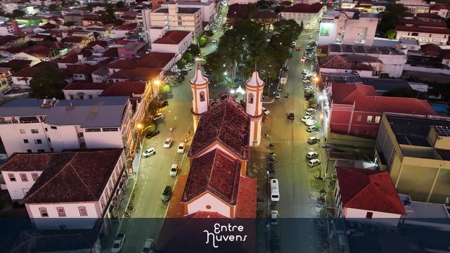 Praça do Forum Município de Oliveira destacando igreja antiga