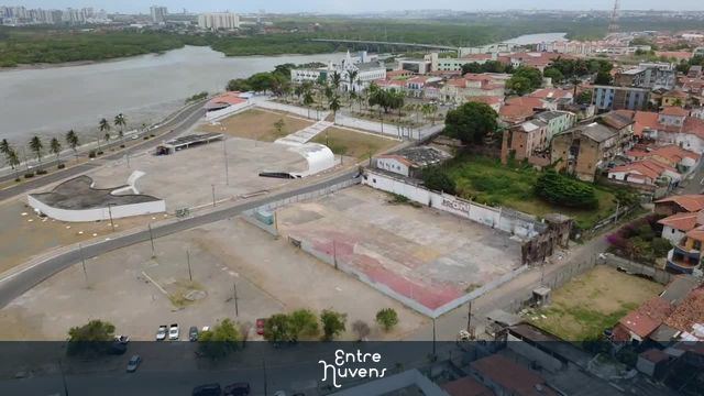 Praça e igrejinha histórica às margens do rio