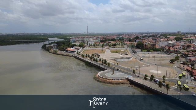 Praça histórica à beira do rio em São Luís