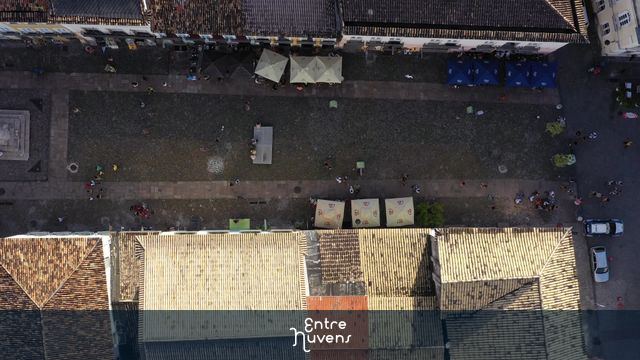 Praça histórica com telhados coloniais vistos do alto — vídeo aéreo de Salvador