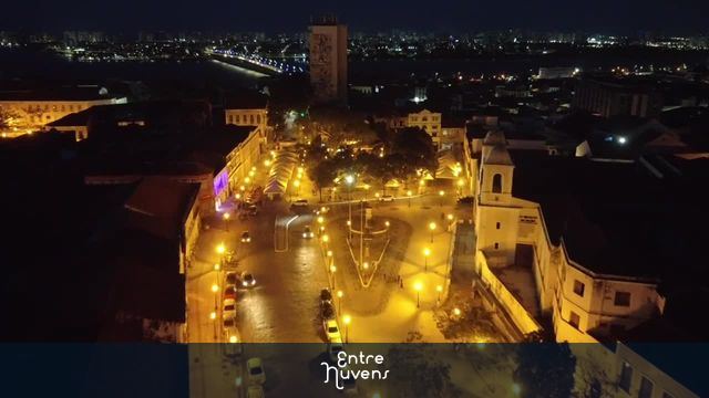 Praça iluminada no centro histórico à noite