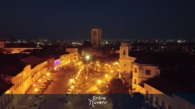 Praça iluminada no Centro Histórico à noite — vídeo aéreo de São Luís